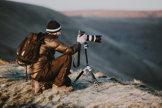 Fotografo durante un'escursione