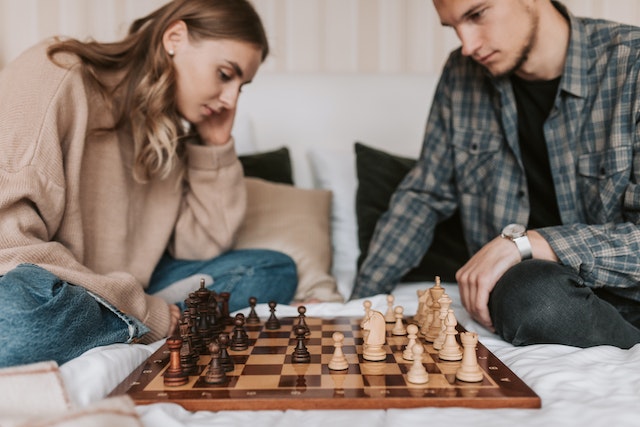 coppia che gioca a scacchi
