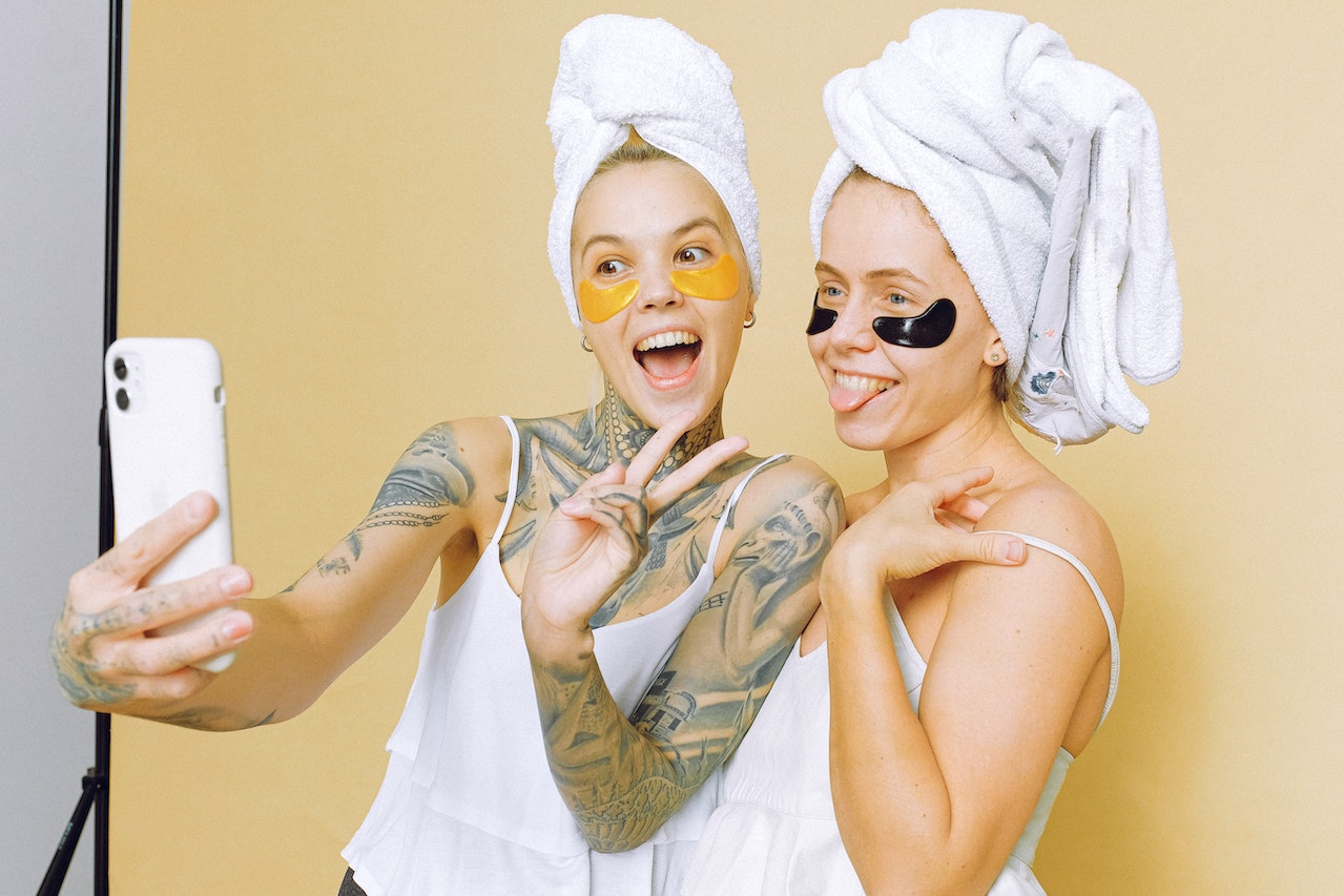 donne che scattano selfie durante la routine di cura della pelle