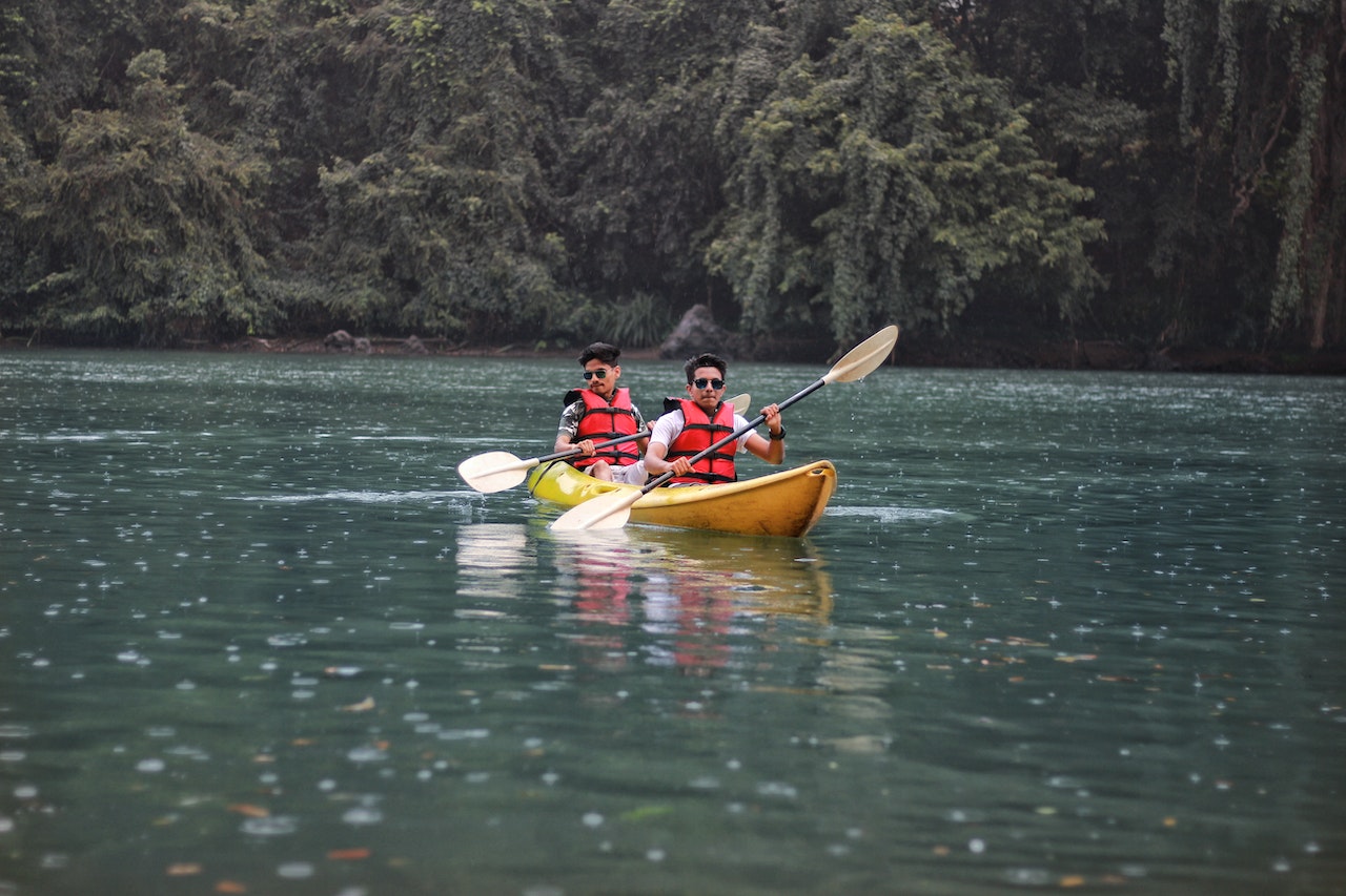 due persone in kayak