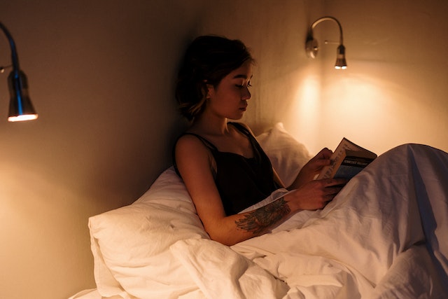 ragazza che legge a letto