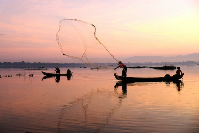 silhouette di un pescatore